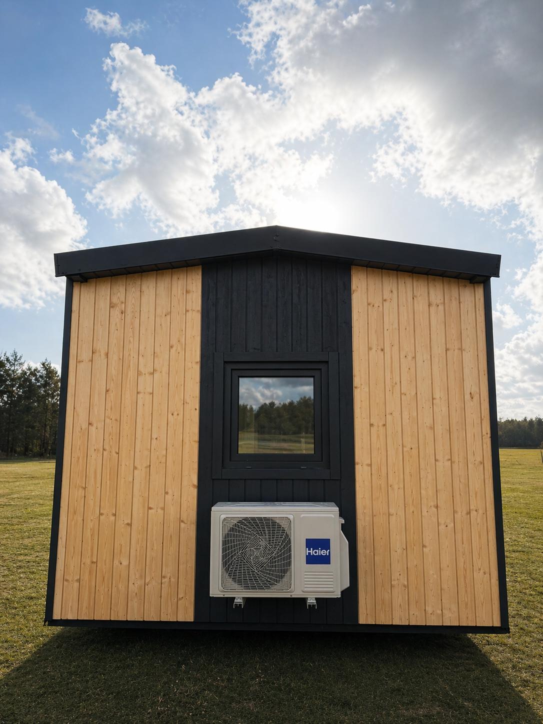 Domek mobilny Nomad Loft od MOBILDOMY, wnętrze widoczne przez przeszklenie